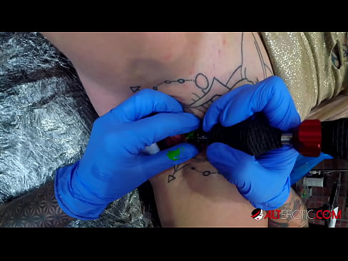 ❤️ Extremt tatuerade snyggingen Sully Savage fick en tatuering på sin klitoris ❌ Super porr at us ❌️